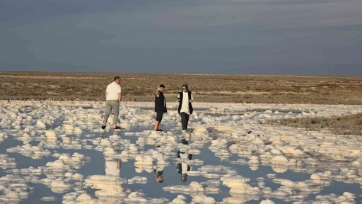 Tuz Gölü’nde sular çekildi, Pamukkale travertenlerini andırdı
