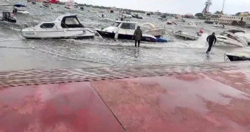 Tuzla&rsquo;da fırtına alarmı: Deniz sahil yoluna taştı, tekneler zor anlar yaşadı
