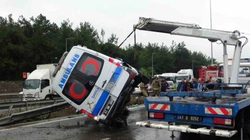 Tuzla’da hasta nakil ambulansı yan yattı: 3 yaralı
