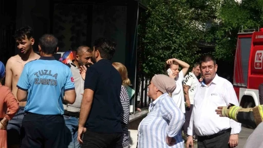 Tuzla&rsquo;da korkutan &ccedil;atı yangını
