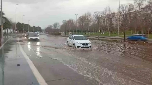 Tuzla&rsquo;da kuvvetli fırtına nedeniyle deniz taştı, yollar g&ouml;le d&ouml;nd&uuml;
