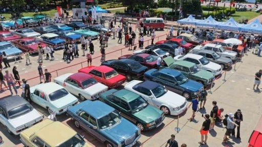 Tuzla&rsquo;da nostalji r&uuml;zgarı: Klasik otomobiller sahilde buluştu
