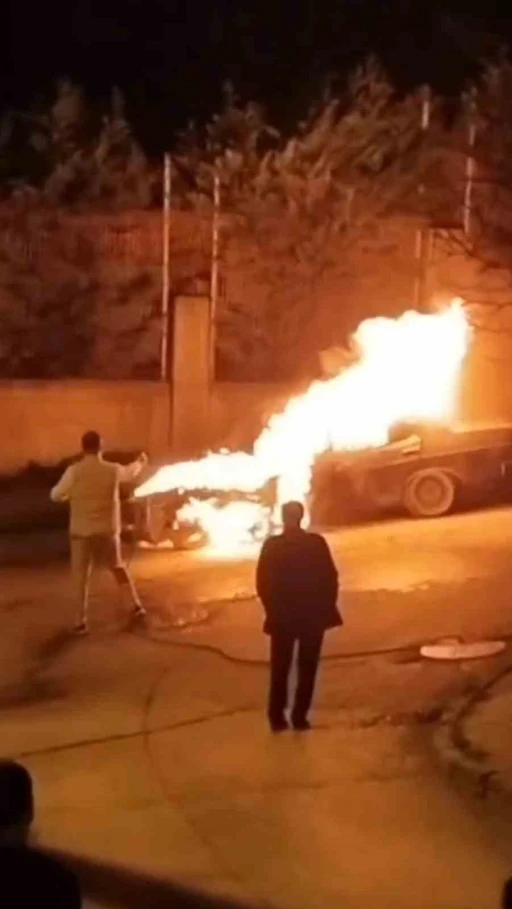 Tuzla&rsquo;da park halindeki otomobil alev alev yandı

