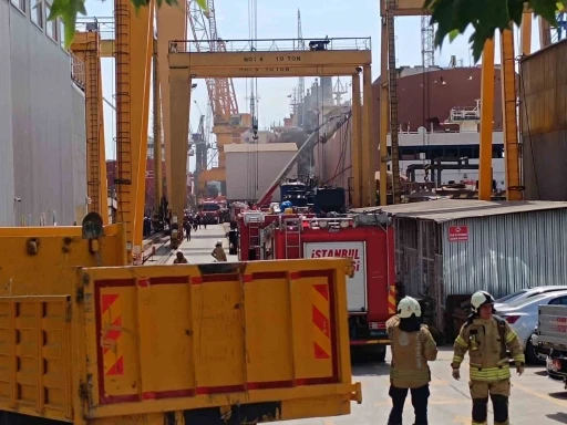 Tuzla&rsquo;da tersanede bakımdaki gemide &ccedil;ıkan yangın s&ouml;nd&uuml;r&uuml;ld&uuml;
