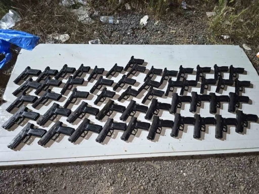 Tuzla&rsquo;da toprağa g&ouml;m&uuml;l&uuml; kompres&ouml;r tankında 20 silah ele ge&ccedil;irildi
