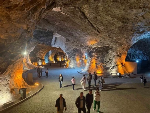 Tuzluca tuz mağaralarında bayram yoğunluğu yaşandı
