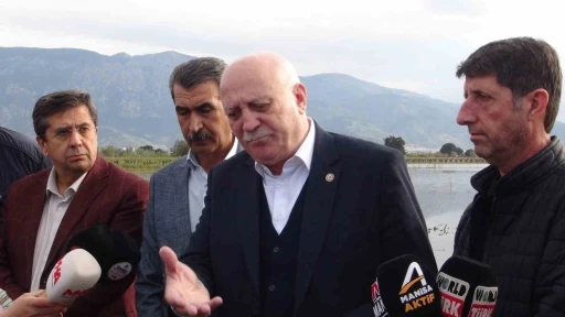 TZOB Genel Başkanı Bayraktar, Manisa&rsquo;da su altında kalan tarım arazilerini inceledi, destek &ccedil;ağrısı yaptı
