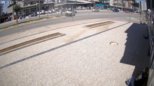 ’U’ dönüşü yapmaya hazırlanırken kazaya sebebiyet verdi, hiç bir şey olmamış gibi yoluna devam etti
