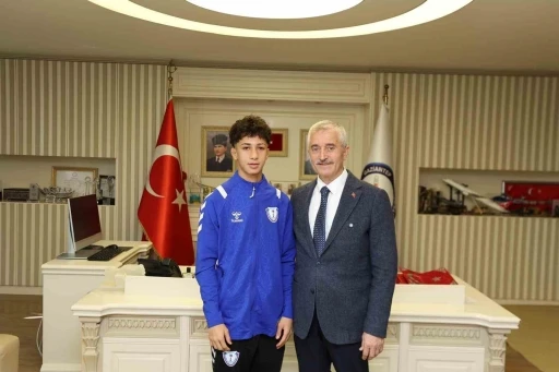 U17 Avrupa Şampiyonası&rsquo;nda Muhammed G&ouml;lha&rsquo;dan g&uuml;m&uuml;ş madalya

