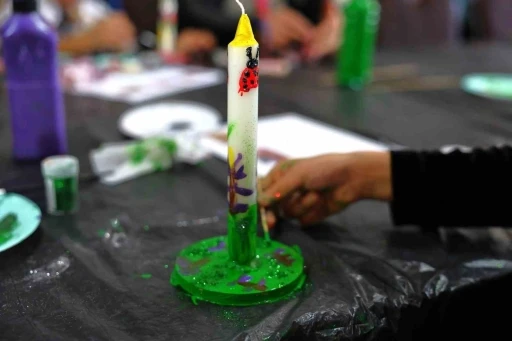 &Uuml;&ccedil; kuşak mum boyama at&ouml;lyesinde buluştu
