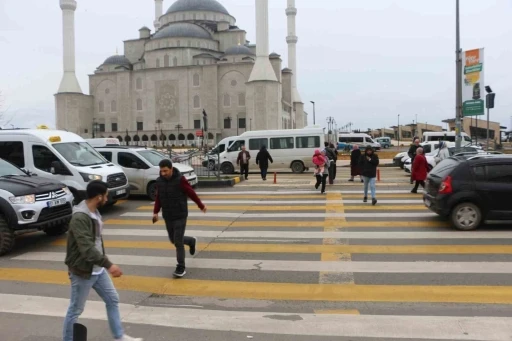 &Uuml;&ccedil; şeritli yolda tehlikeli yaya ge&ccedil;idi korkutuyor
