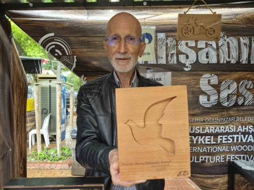 U&ccedil;akları bıraktı, ahşaba hayat verdi
