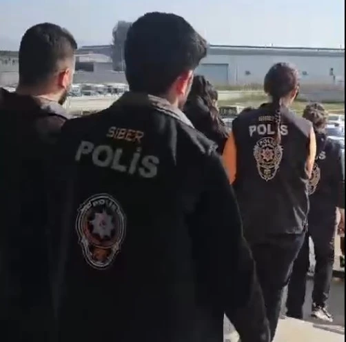 &Uuml;cret iadesi dolandırıcılığına bir tutuklama
