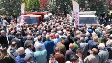 Ücretsiz olduğunu duyan koştu, dağıtım sırasında izdiham yaşandı
