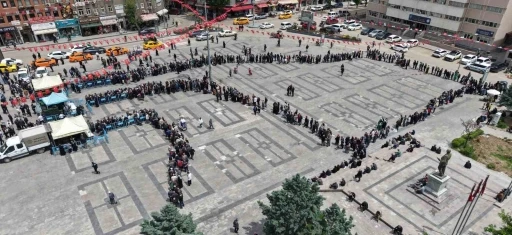 &Uuml;cretsiz olduğunu duyan koştu, saatler &ouml;ncesinden sıraya girdiler: Fide kuyruğu havadan g&ouml;r&uuml;nt&uuml;lendi
