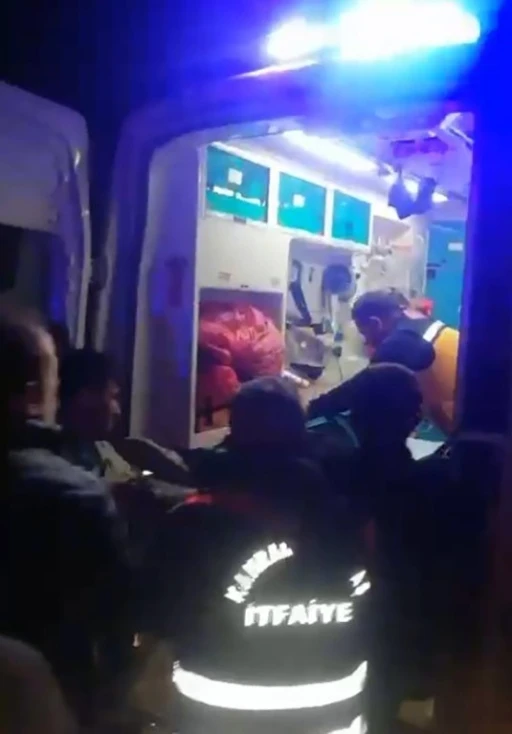 Üçüncü kattan başka bir evin çatısına düştü
