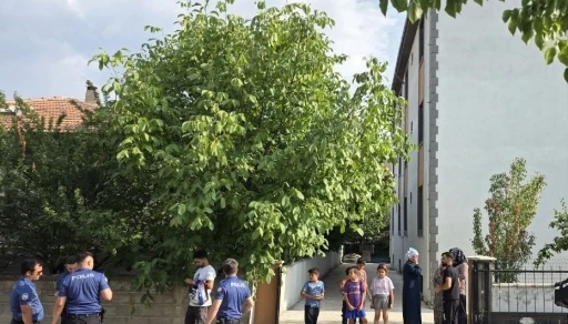 Üçüncü kattan düşen genç kadın ağır yaralandı
