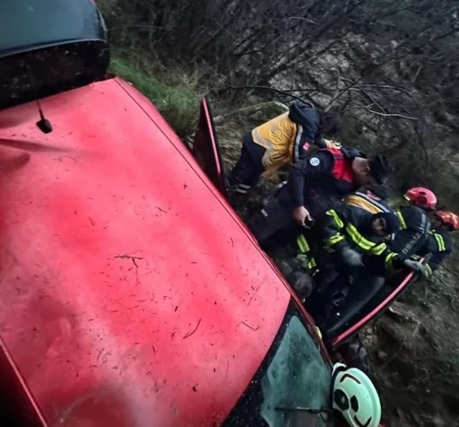 U&ccedil;uruma yuvarlanan ara&ccedil;ta bulunan 2&rsquo;si &ccedil;ocuk 5 kişi yaralandı
