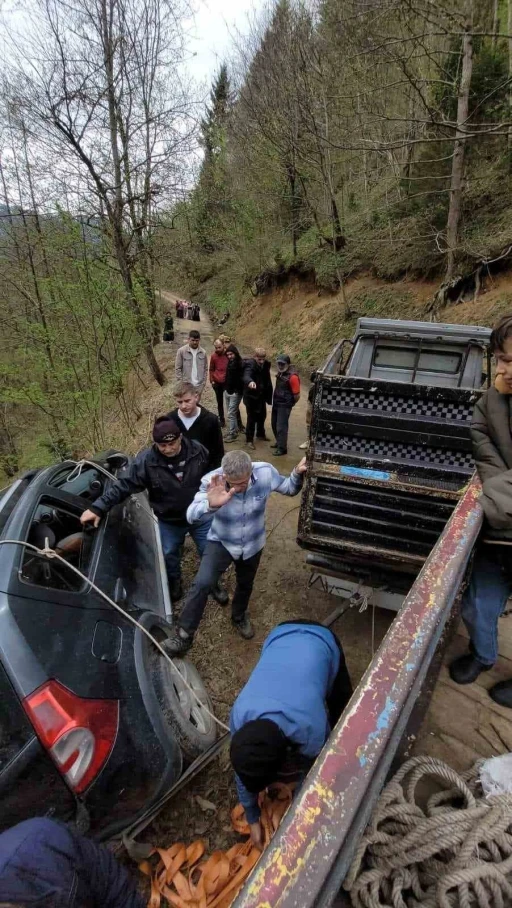 Uçurumda mahsur kalan aracı çekerek kurtardılar

