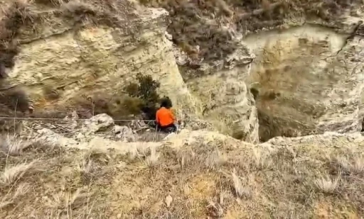 U&ccedil;urumda mahsur kalan k&ouml;peklerini halatla inerek kendi imkanlarıyla kurtardılar
