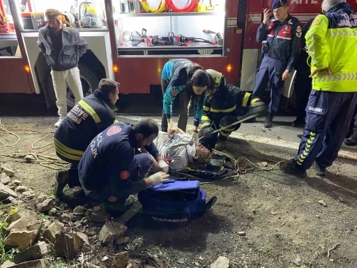 U&ccedil;urumdan deniz kıyısına yuvarlanan otomobilde 3 kişi yaralandı
