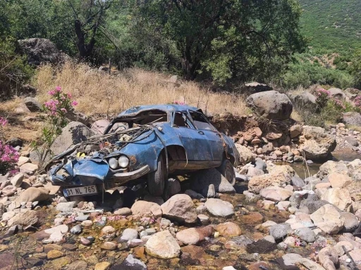 U&ccedil;urumdan yuvarlanarak hurdaya d&ouml;nen otomobilin s&uuml;r&uuml;c&uuml;s&uuml; yaralandı
