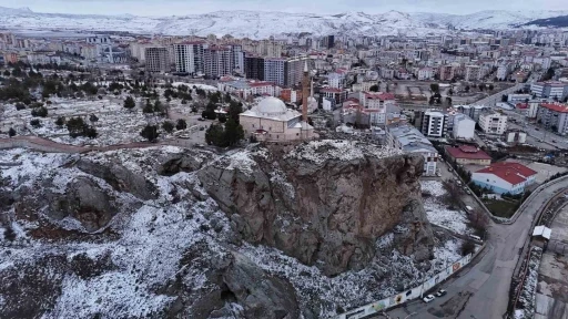 U&ccedil;urumun kıyısındaki t&uuml;rbede Ramazan yoğunluğu yaşanıyor
