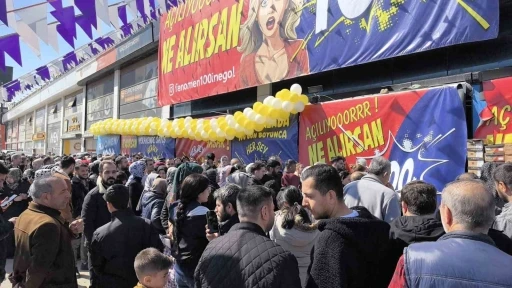 Mağaza Açılışında İzdiham Yaşandı