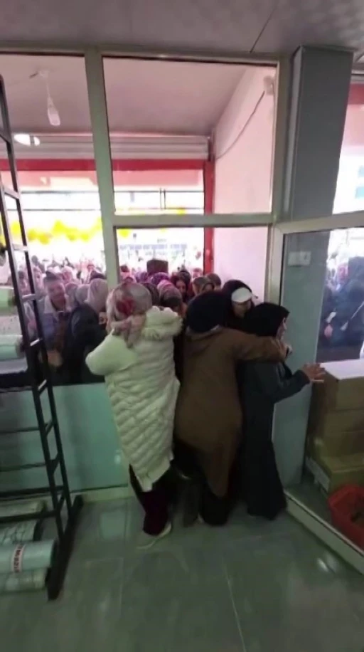 Ucuzu gören kadınlar ezilme tehlikesi atlattı
