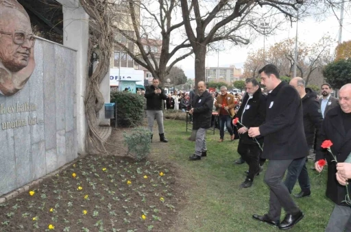 Uğur Mumcu, Salihli&rsquo;de karanfillerle anıldı
