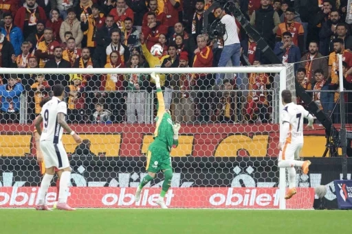 Uğurcan &Ccedil;akır&rsquo;dan alkışlanacak hareket
