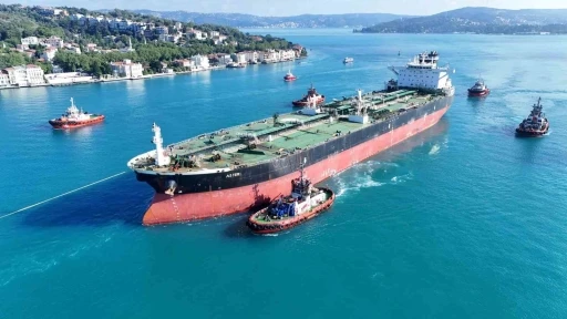 Ukrayna&rsquo;nın vurduğu dev tanker İstanbul Boğazı&rsquo;ndan ge&ccedil;irildi
