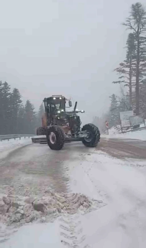 Uludağ&rsquo;da bayramda kar s&uuml;rprizi: Yollar beyaza b&uuml;r&uuml;nd&uuml;, ekipler seferber oldu
