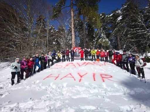 Uludağ&rsquo;da karlara "savaşa hayır" yazdılar
