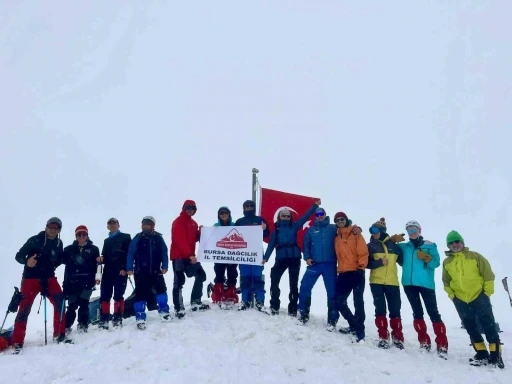 Uludağ&rsquo;da mayısta kar s&uuml;rprizi: 2 metre karda T&uuml;rk bayrağı dalgalandı
