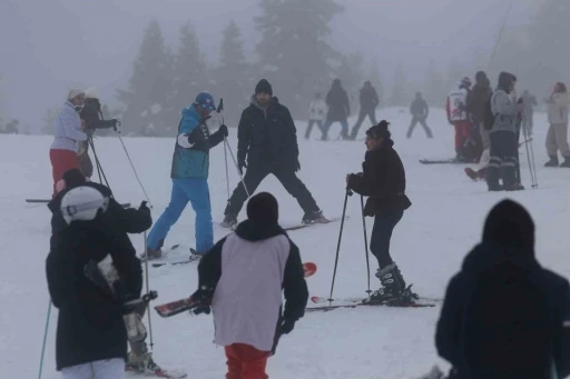 Uludağ&rsquo;da rekor yoğunluk: 47 bin ara&ccedil; giriş yaptı
