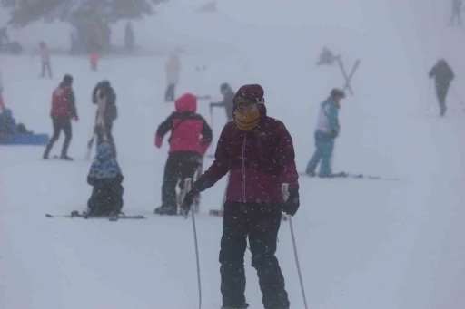 Uludağ&rsquo;da s&ouml;mestr tatilinin son g&uuml;nlerinde sis ve soğuğa rağmen yoğunluk s&uuml;r&uuml;yor
