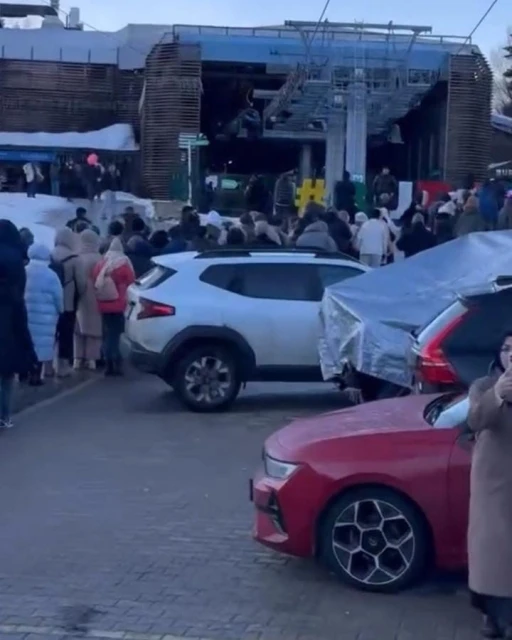 Uludağ&rsquo;da teleferik kuyruğu metrelerce uzadı
