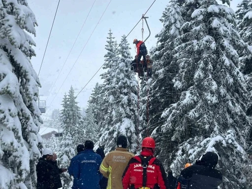 Uludağ&rsquo;da telesiyej arızası: Mahsur kalan t&uuml;m tatilciler kurtarıldı
