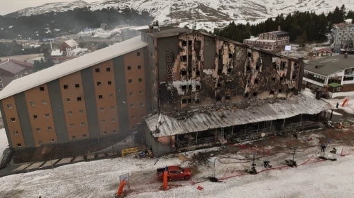 Uludağ’da yanan otel günün ağırınca dronla böyle görüntülendi
