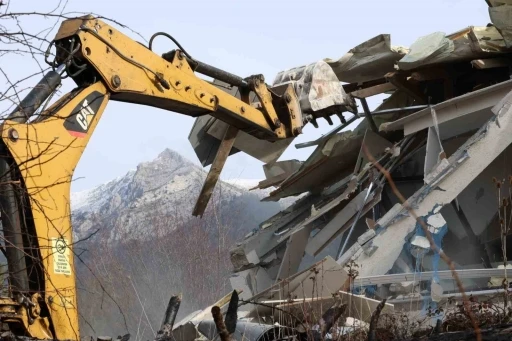 Uludağ&rsquo;ın g&uuml;zelliklerini mahveden yapılar yerle bir edildi
