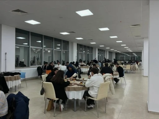 Uluslararası &ouml;ğrenciler g&ouml;n&uuml;ll&uuml; rehberleriyle buluştu
