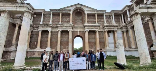 Uluslararası &ouml;ğrenciler Sardes&rsquo;te tarihle buluştu
