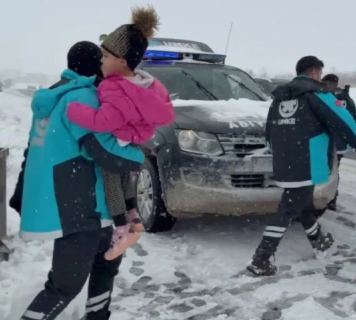 UMKE hasta kurtarmak i&ccedil;in karlı yolları aşıyor
