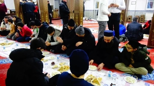 &Uuml;mmet iftarında g&ouml;n&uuml;ller bir oldu
