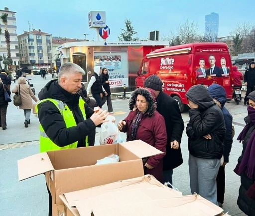 &Uuml;mraniye Belediyesinden iftara yolda yakalanan vatandaşlara iftariyelik desteği
