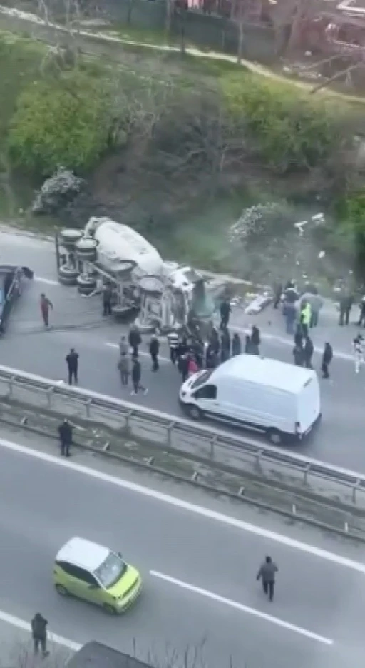 &Uuml;mraniye&rsquo;de araca &ccedil;arpan beton mikseri devrildi: 1 yaralı
