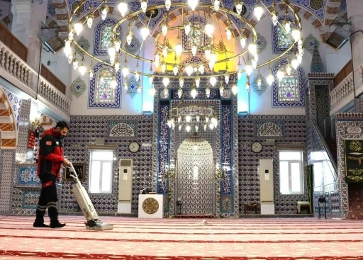 &Uuml;mraniye&rsquo;de camiler bayrama hazır
