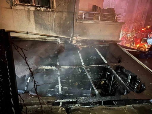 &Uuml;mraniye&rsquo;de d&uuml;kkan alevlere teslim oldu
