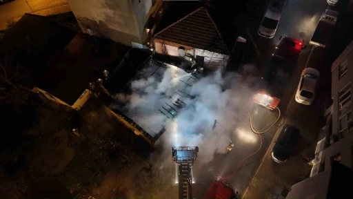 &Uuml;mraniye&rsquo;de gecekondu yangını: Ev kullanılamaz hale geldi
